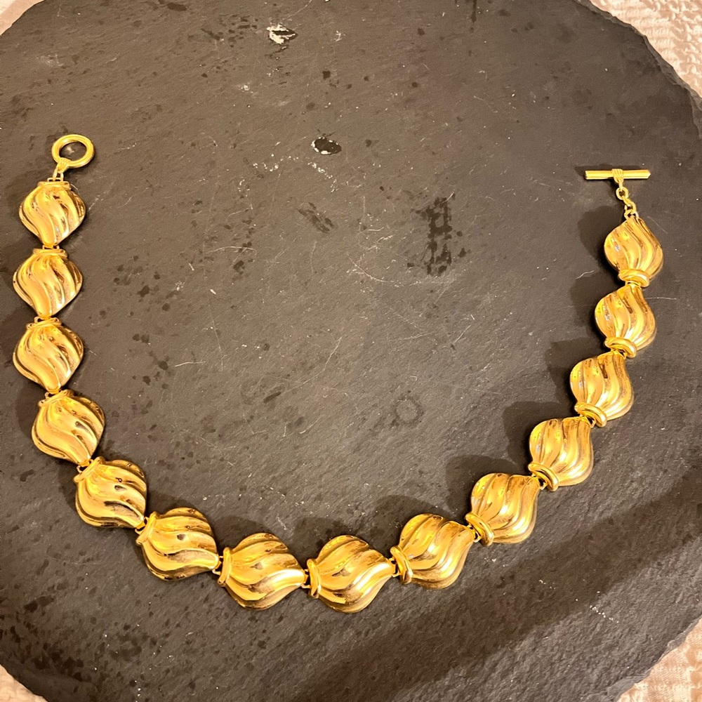 Elegant Gold Wave Pattern Necklace